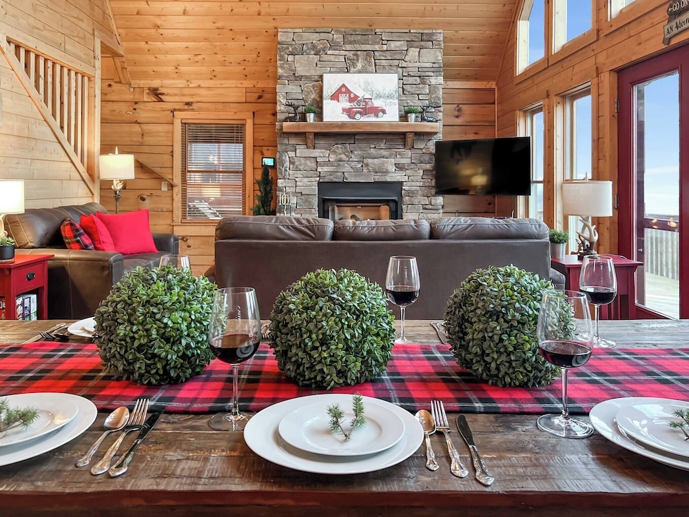3 Kings 4 Bunks-sleeps 10-smart TV X6-parking out Front-full Kitchen-hot Tub