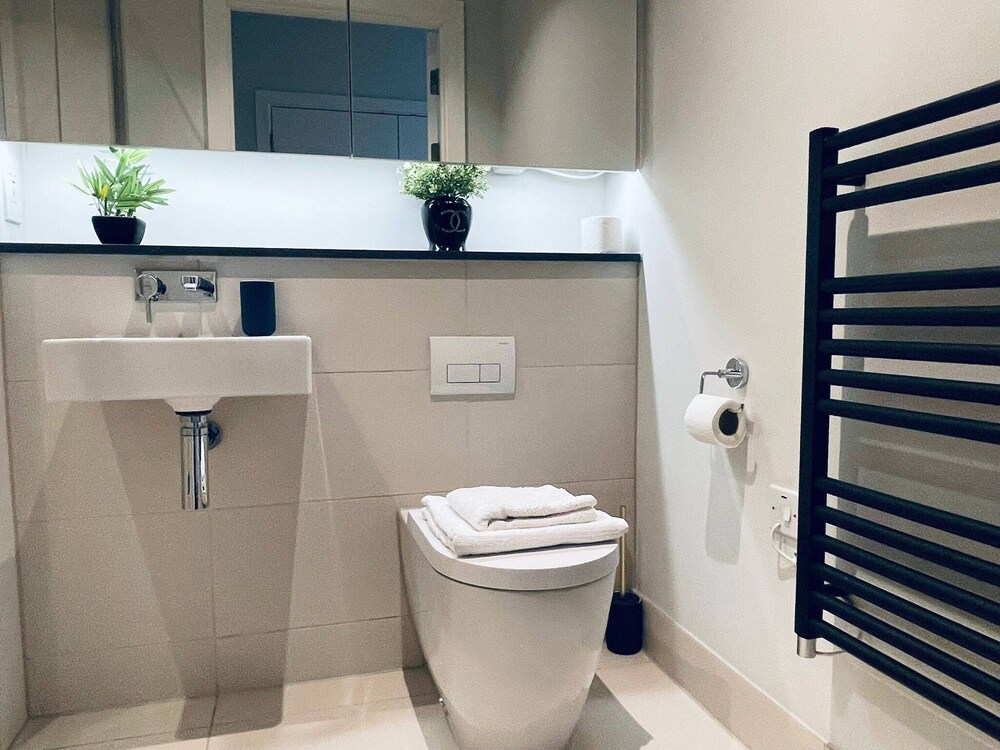 City Sky View Centre Luxe Apartment - 2 Bedrooms