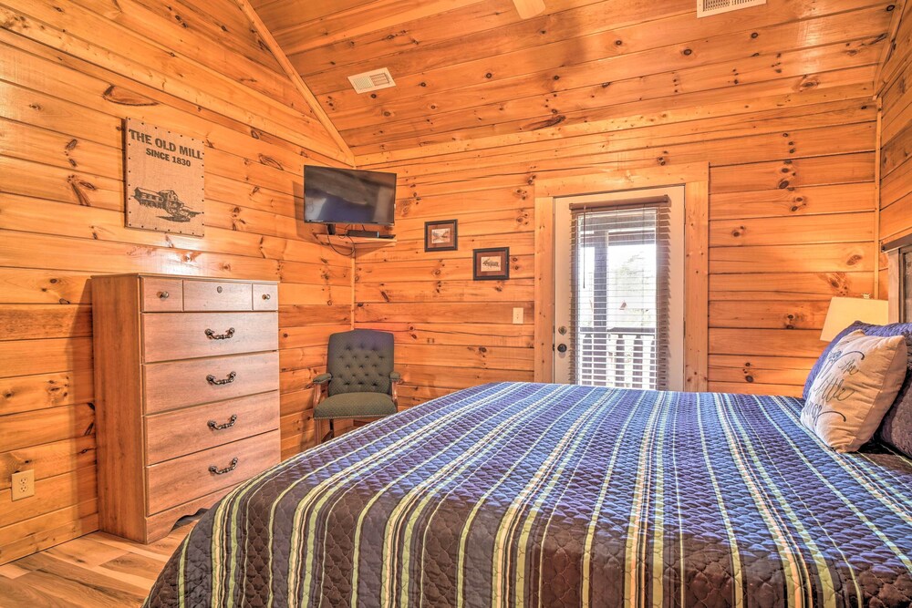 Mountain Pool Lodge Sevierville Cabin w/ Hot Tub view 3