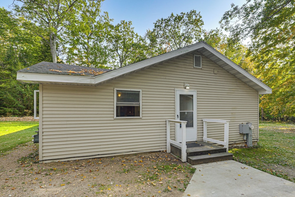 4 Mi to Lake: Secluded Northwoods Getaway