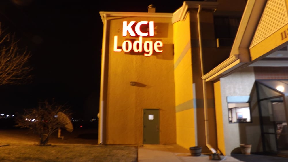 Kansas City Vacations - KCI Lodge - Property Image 17