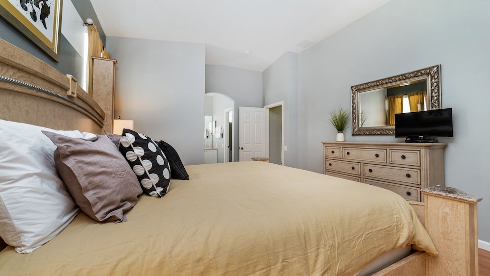 Windsor Palms Resort 4 Bedroom Home with Game Room 4 Home