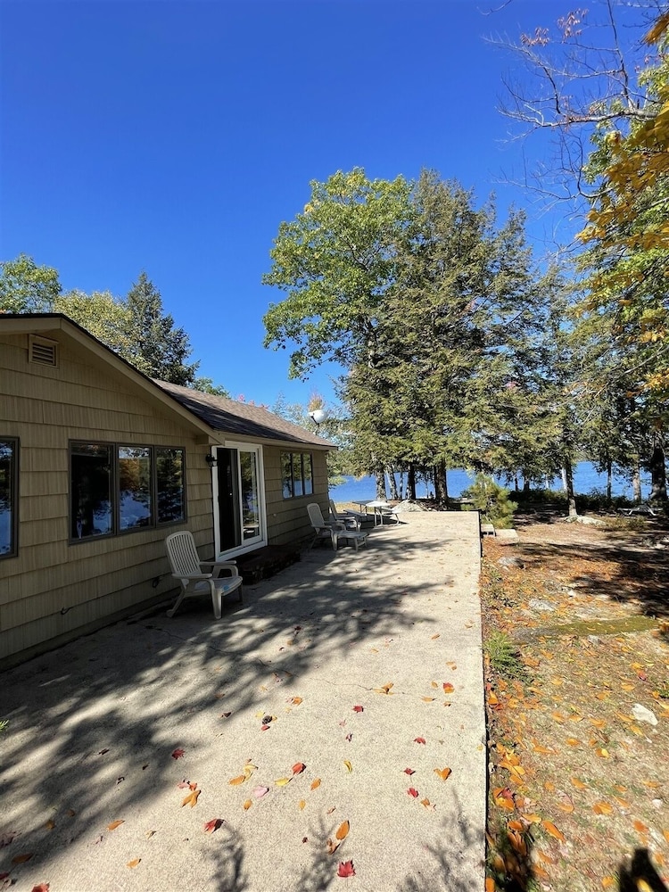 Martin Place Limit 6 2 Bedroom Cabin by RedAwning view 3