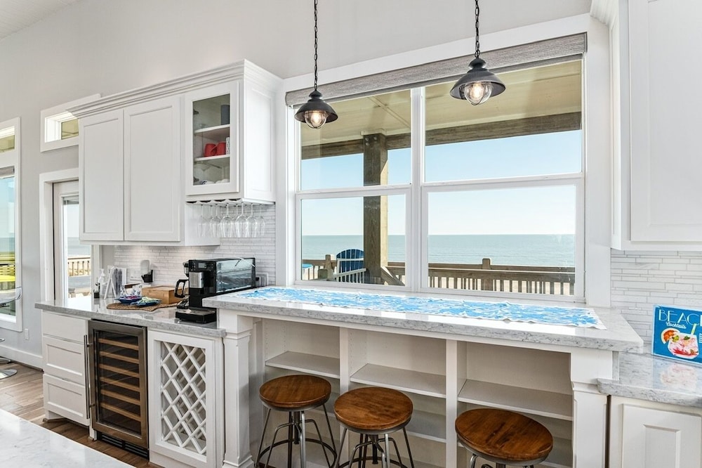 Deja Blue 5 Bedroom Home by RedAwning