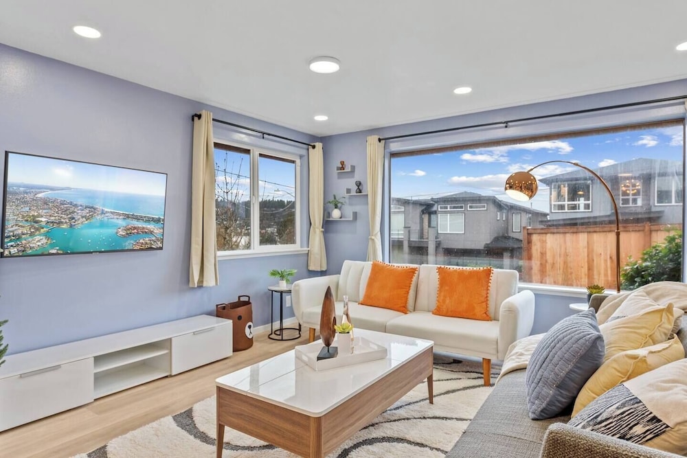 Lakeview Home in Renton, Walk to Beach, AC, Fenced