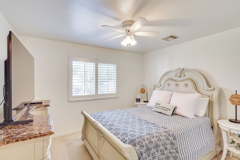 Kingman Family Home: Yard, Grill & Room to Relax!