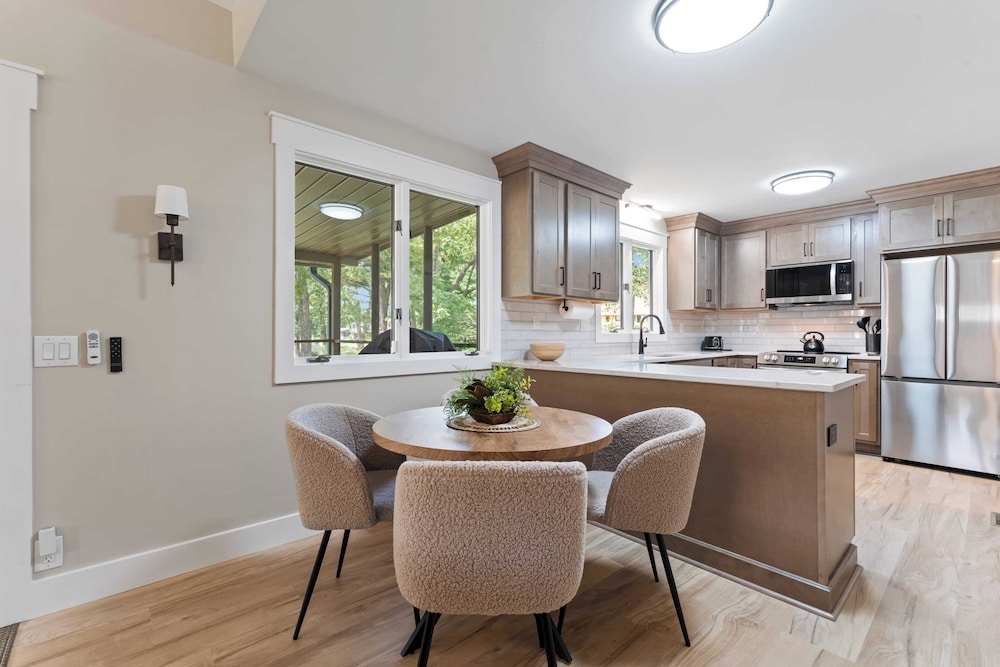 Lake Norman Waterfront Home w/ Covered Porch, Sunset Views & Easy Access to Dining, Shopping & Uptown Charlotte Adventures Sunsets on Shoreline