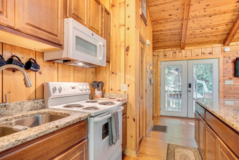 Private Hot Tub & Game Room: Cleveland Getaway
