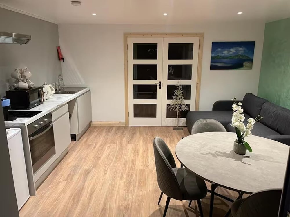 1-bed Cosy Country Retreat- Sleeps 5, Emerald Park