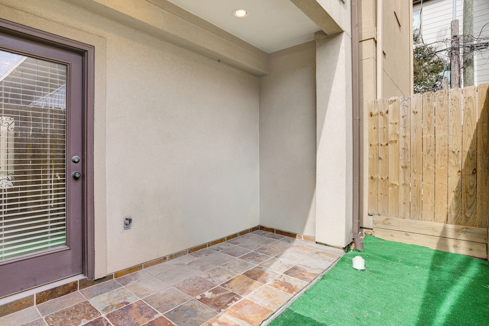 Walk to Shops & Eats: Family Retreat in Houston