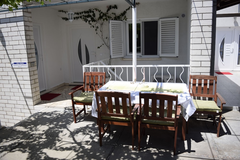 Jele Rooms