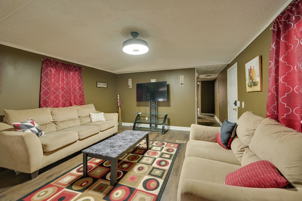 8 Mi to Dtwn Greenville: Bethel Home w/ Yard