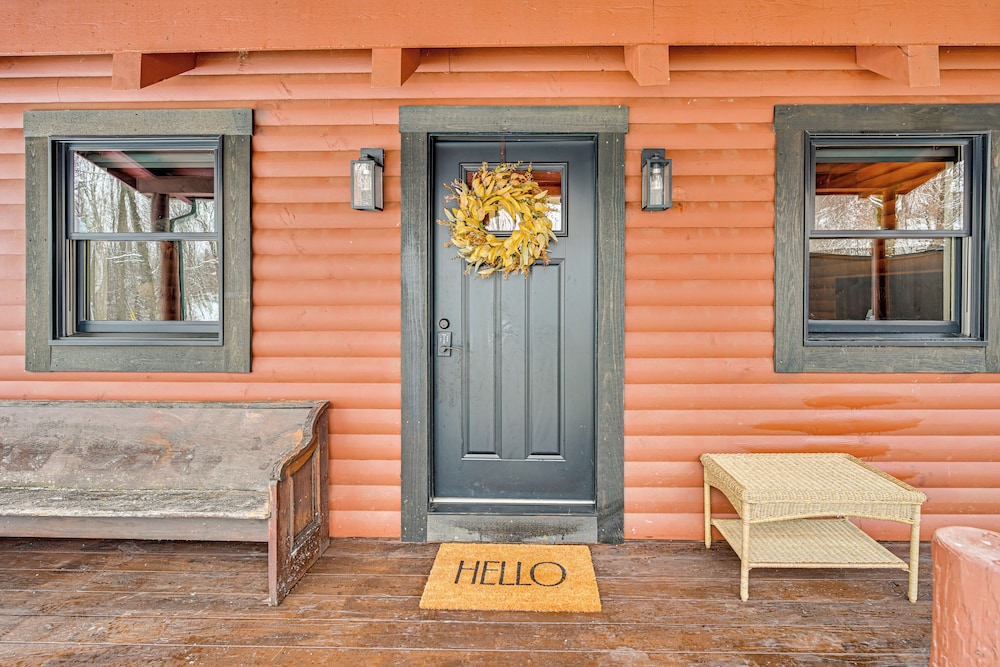 Peaceful Cabin w/ Hot Tub in Dundee: Dogs Welcome