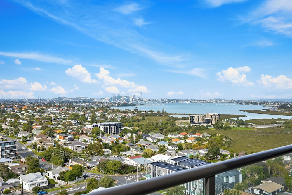 Modern 1BR w Pool/Gym Steps to Beach: Zodiak Stays