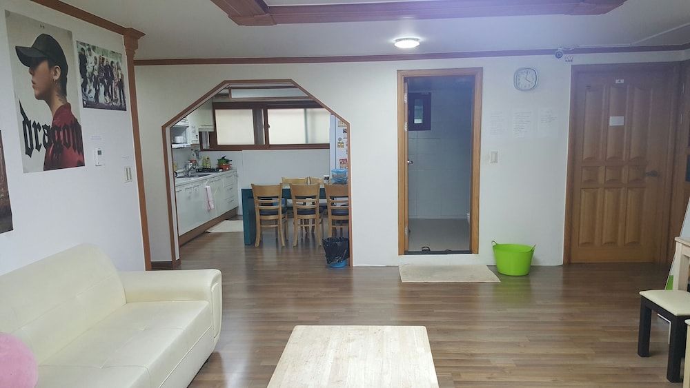 Happy Tree Guesthouse - Hostel