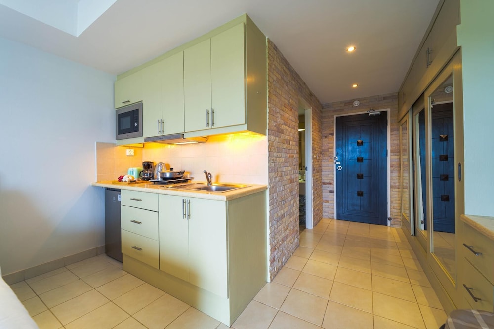 Beachfront Studio Condo-Seaview BW1