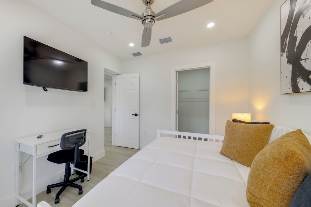 3 Mi to Hard Rock Stadium: Retreat w/ Private Yard