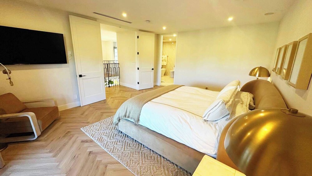 New 5 Bedroom Modern Villa on Golf Course