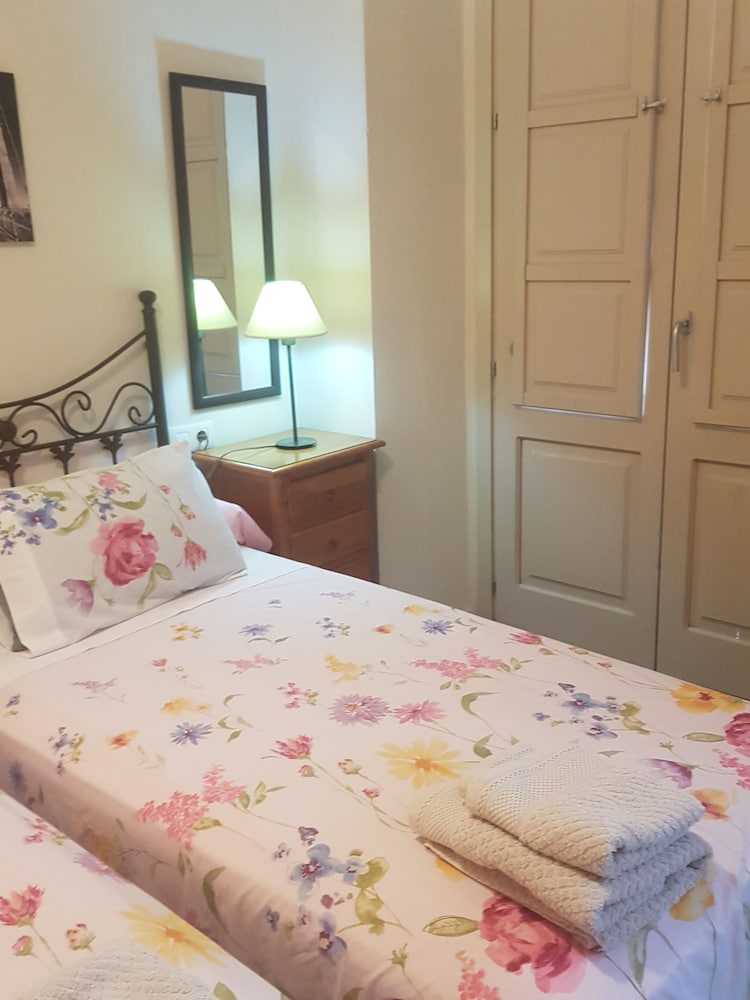 Stylish And Spacious 1 Bedroom Flat In Trendy Area photo 3