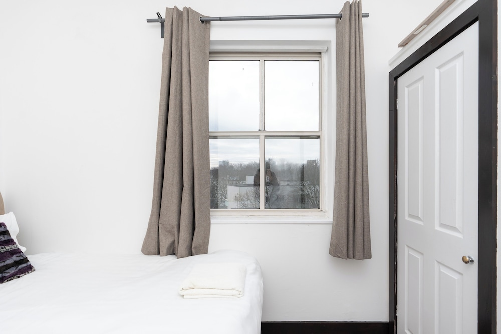 Modern 2-bed Home - Sleeps 6 & Free Parking