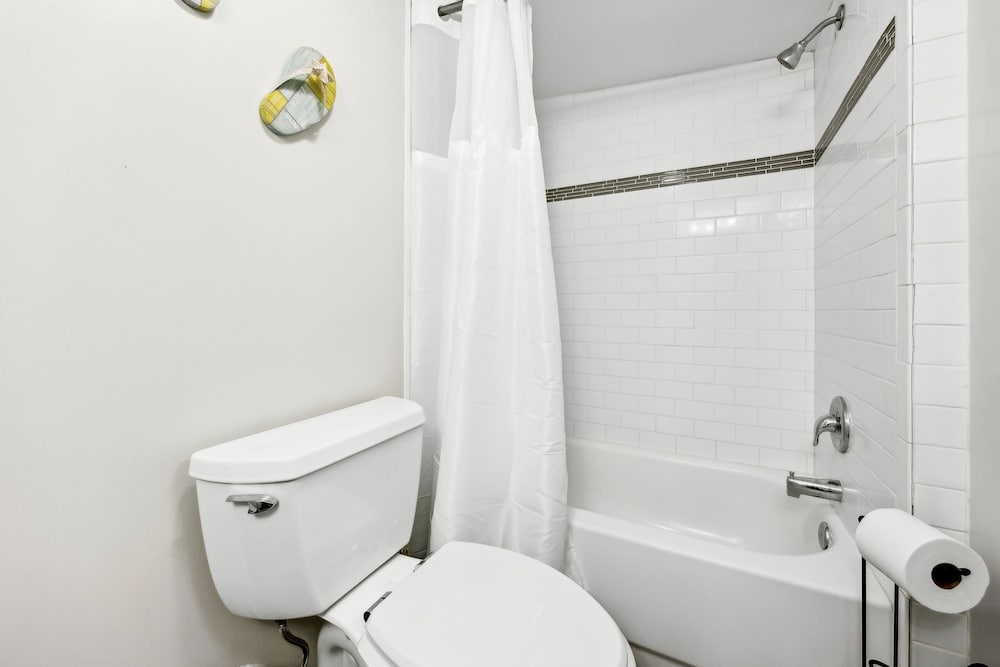 124 S Fletcher - Upstairs 2 Bedroom Duplex