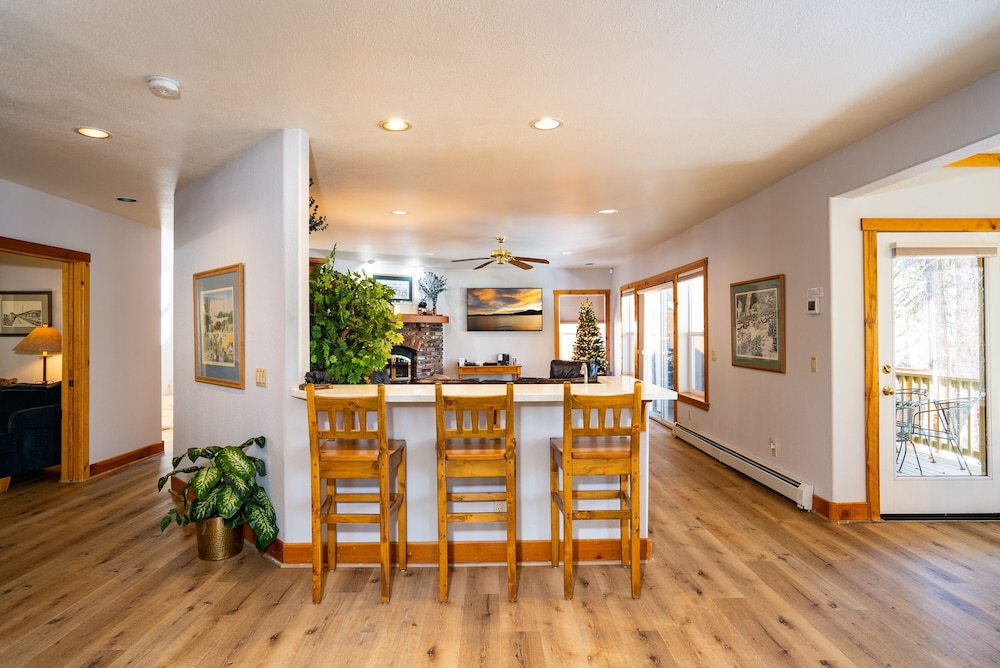 Skidder Trail Family Lodge 4 Bedroom Home by RedAwning view 2