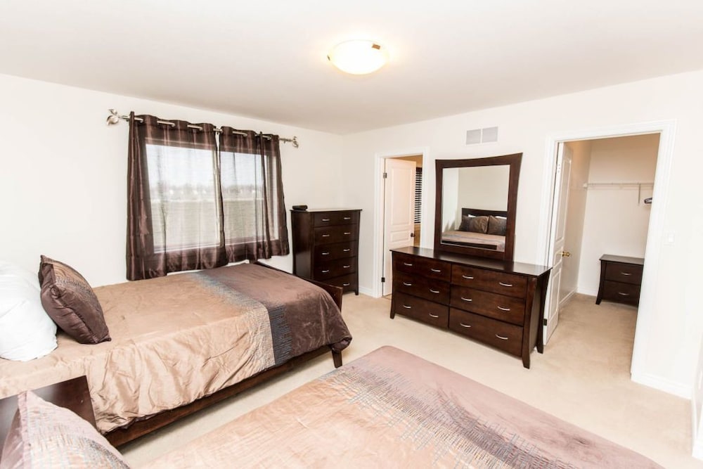 Fallsview Family Home - Image 3