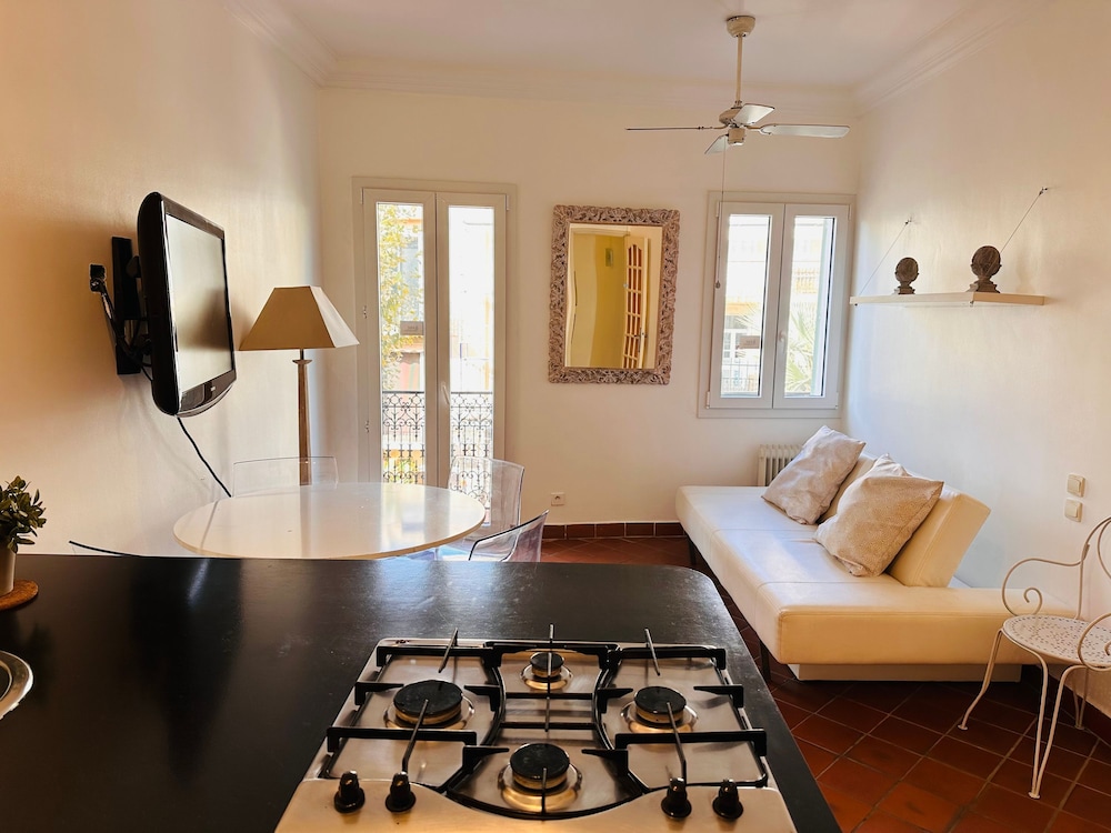 A Lovely Split Level Townhouse in the Heart of Cannes Next to the Marche Forville and the Palais - 1749