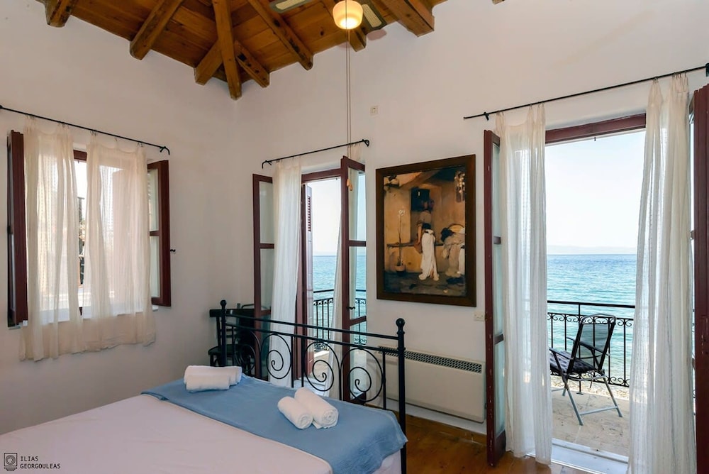 Waveside Sanctuary - Luxurious Seastone Villa