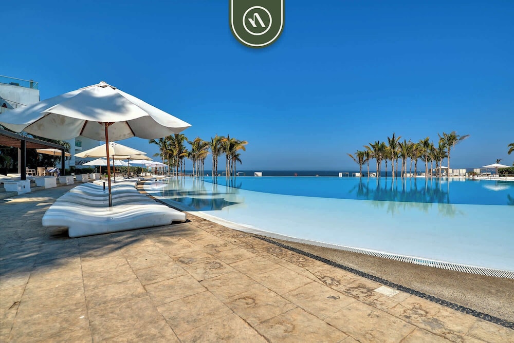 Beachfront 2BR Condo With Pool and Beachclub