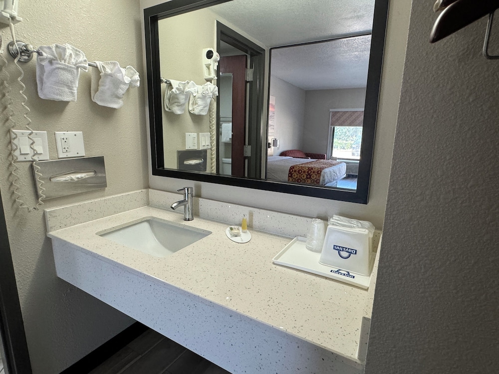 Longview Vacations - Days Inn by Wyndham Longview South - Property Image 10
