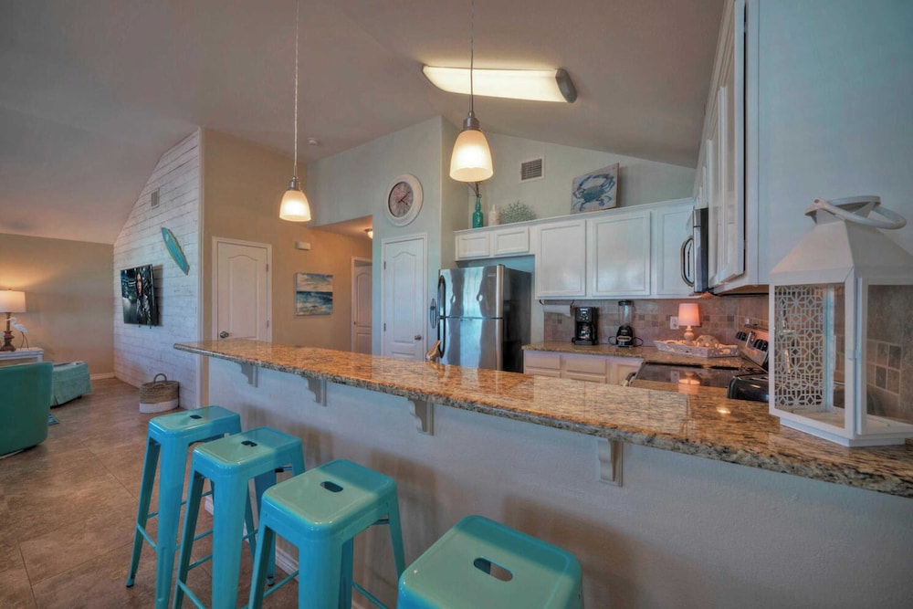 Sleeps 21, 2 Homes 2 Private Pools, Fire Pit, Swing Bar Walk to the Beach