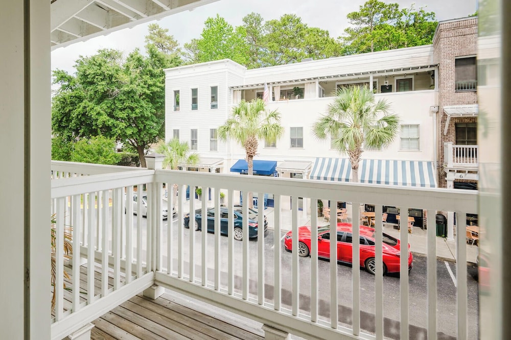 Lowcountry Landing! 3-story Townhouse in Old Town's Promenade