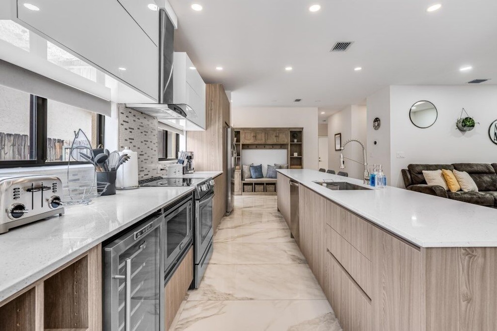 Fox Sonata Downtown Pool House 3 Bedroom Home