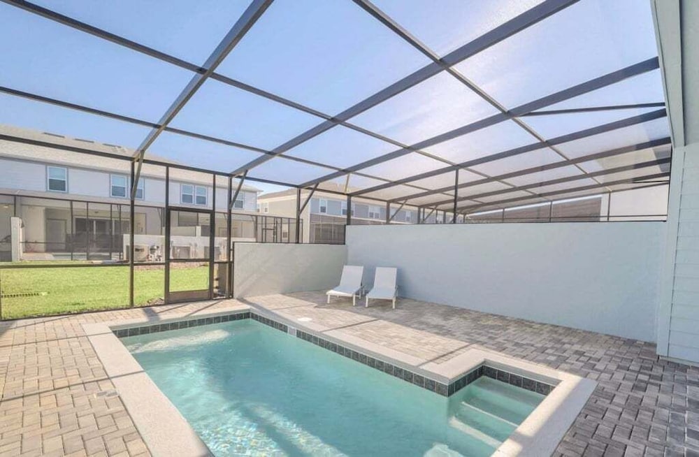 Luxury Home With Splash Pool 5 Bed Townhome! 5 Bedroom Townhouse