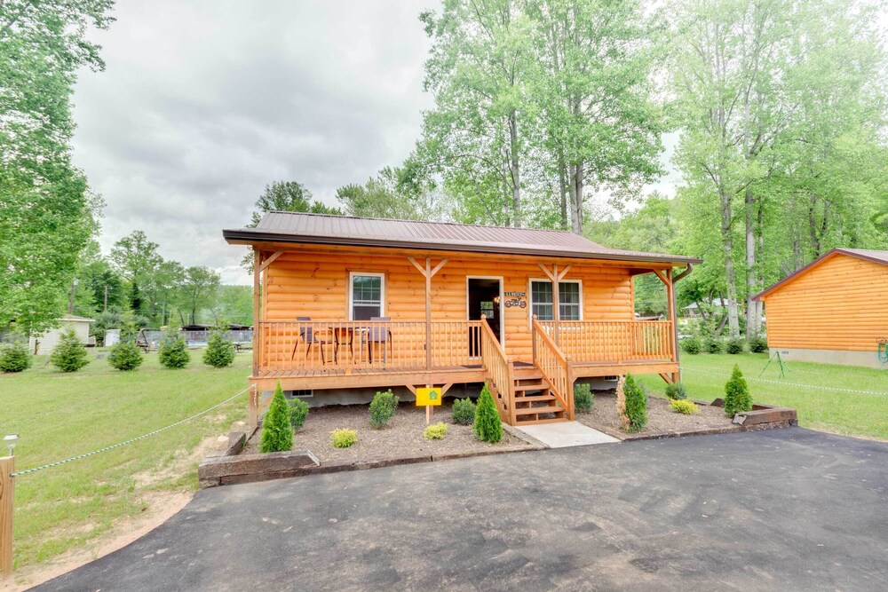 Cozy Bryson City Cabin ~ 6 Mi to Harrah's Casino! view 3