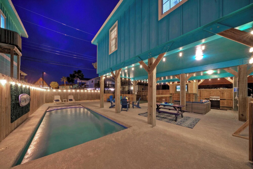 Sleeps 21, 2 Homes 2 Private Pools, Fire Pit, Swing Bar Walk to the Beach