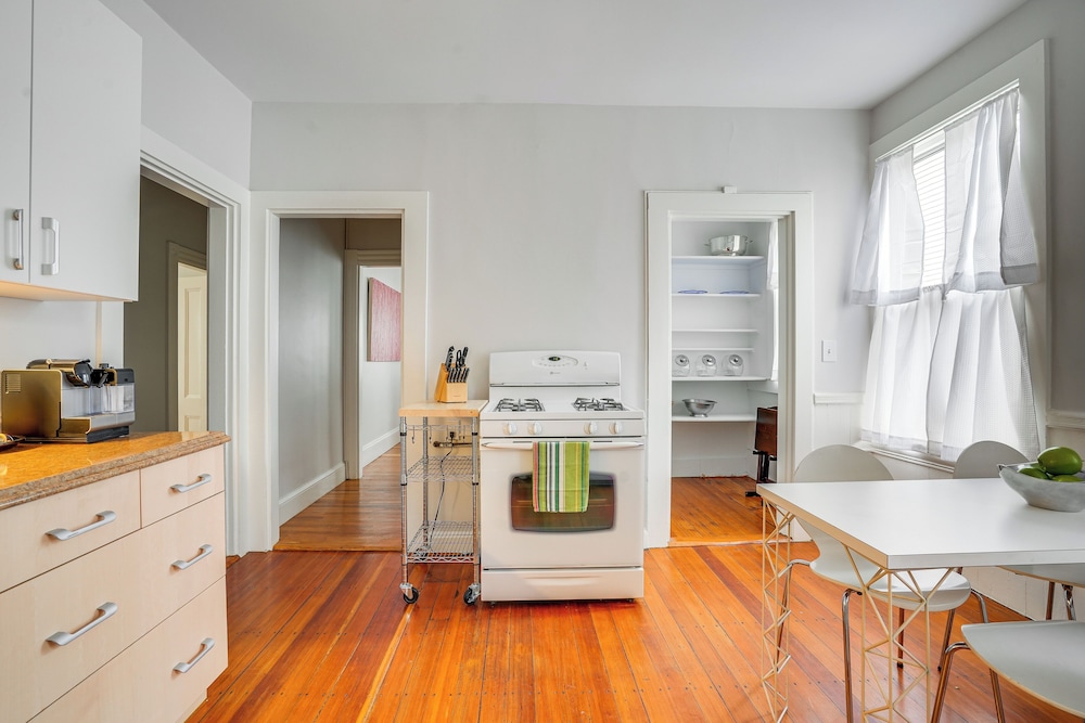 Walk to Harvard Square: Apartment in Cambridge
