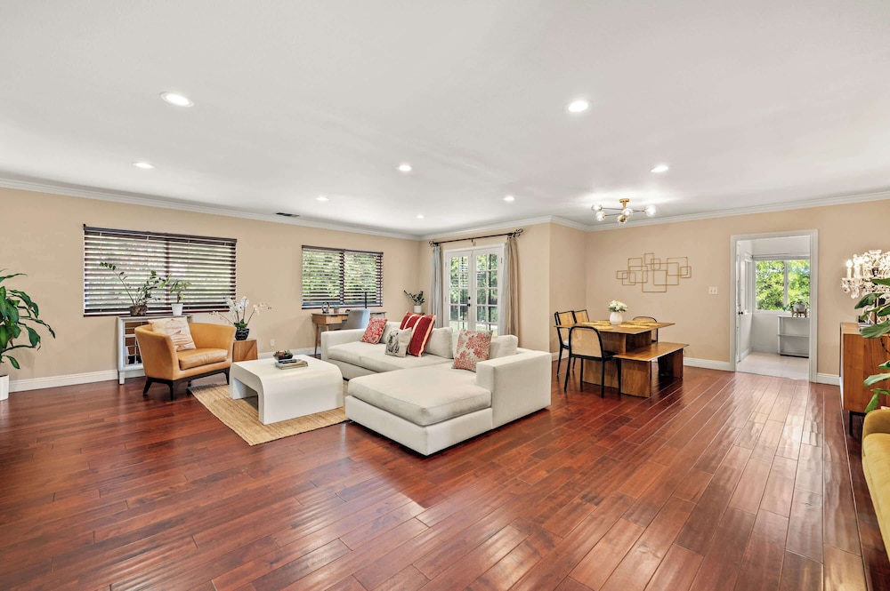 Modern Serenity Near LA Tranquil 3BR Stay