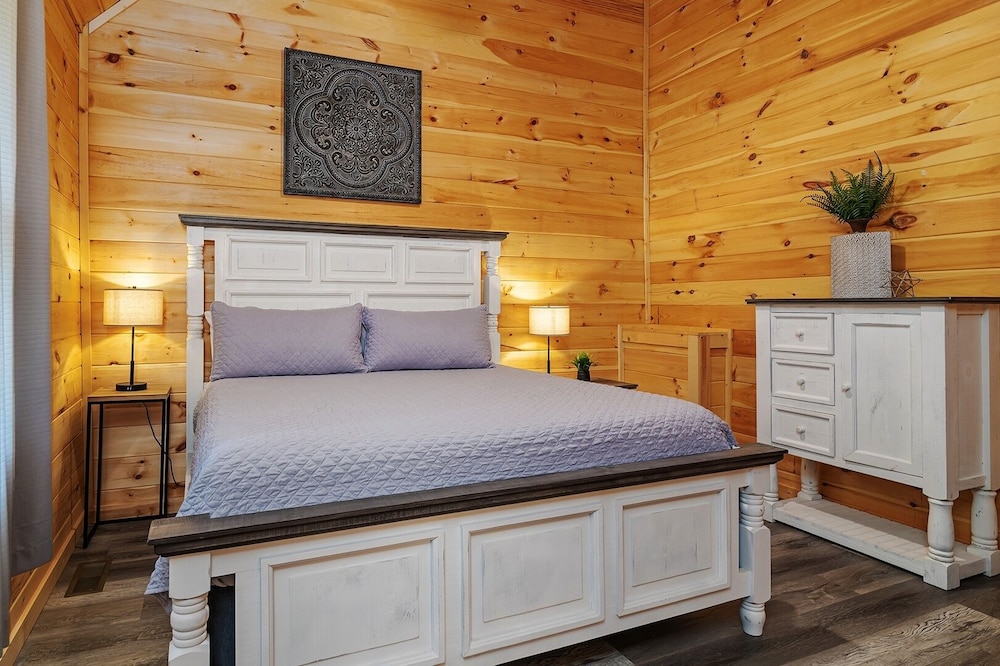 A Cabin On The Rocks - 3 Bedrooms, 3.5 Baths, Sleeps 10 3 Cabin by RedAwning view 5