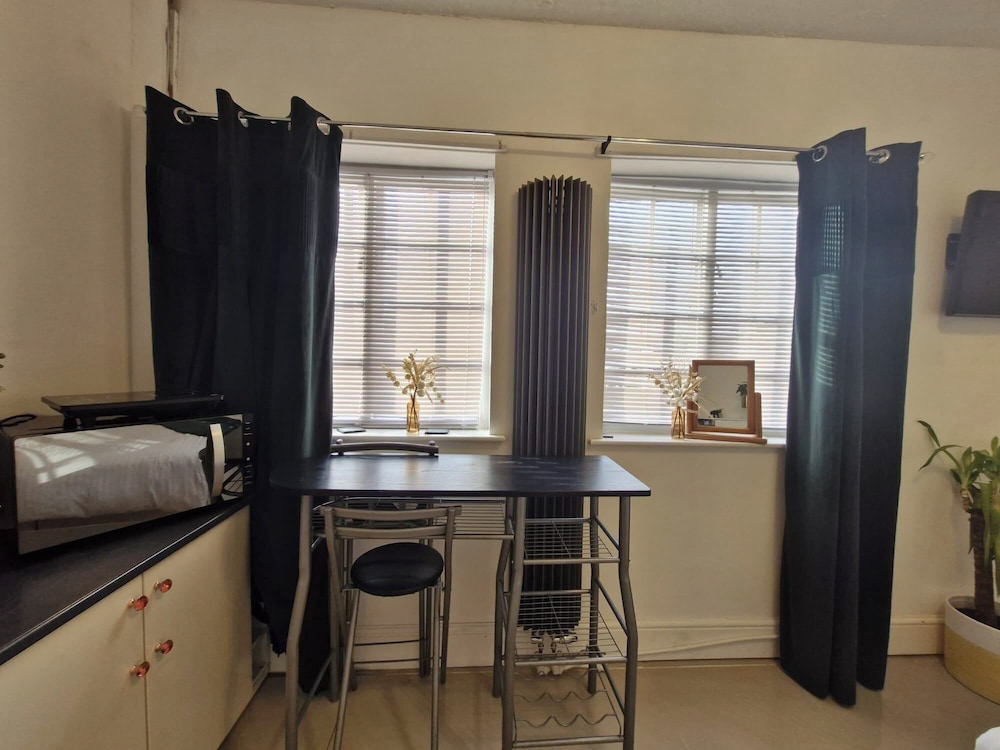 Beachside Retreat - Pets Ok - Free Parking