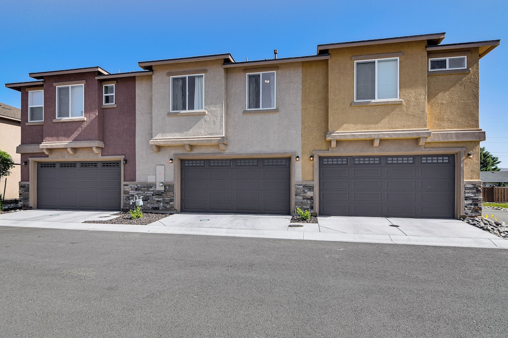 16 Mi to Lake Tahoe: Carson City Townhome