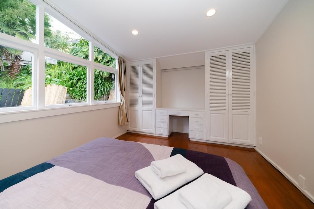 Takapuna Central Spacious & New Home photo 5