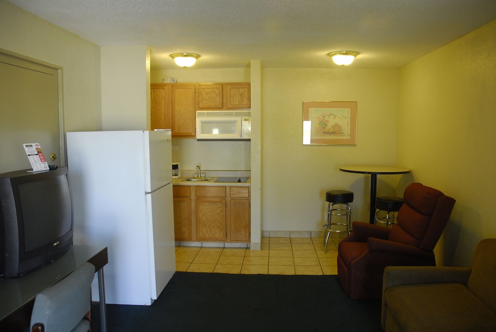 Emporia Vacations - America's Best Inns  Suites - Property Image 10