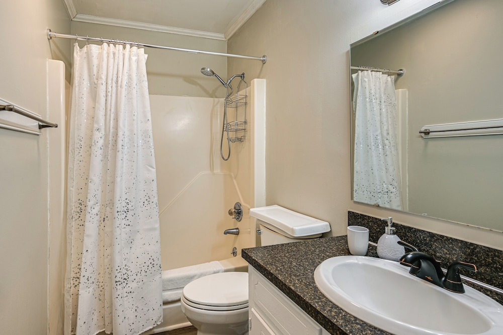< 2 Mi to ECU & Medical District: Retreat w/ Patio