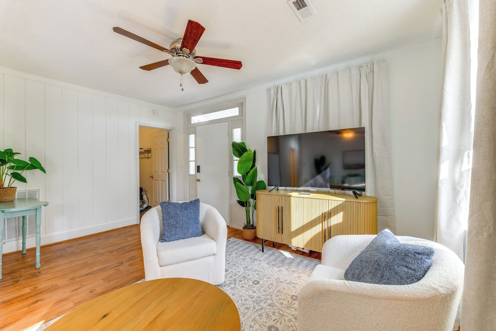 9 Mi to Colonial Beach: Charming Cottage w/ Yard!