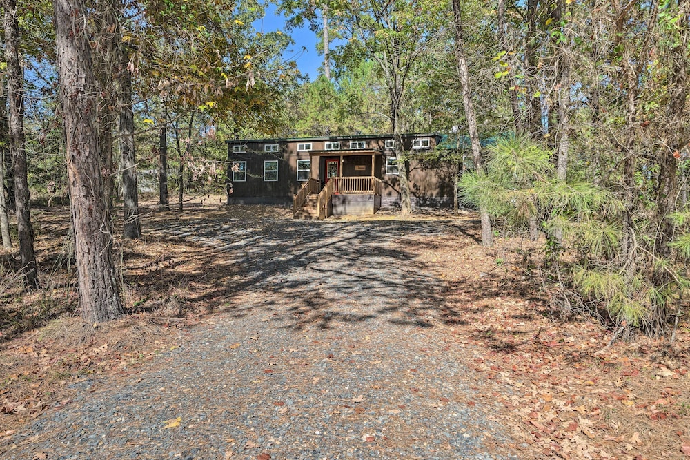 Hotel Stylish Cabin by Beavers Bend: Hot Tub & Fire Pit - Image 1
