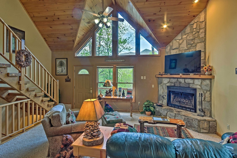 Spacious Maggie Valley Cabin w/ Hot Tub & MTN View view 3