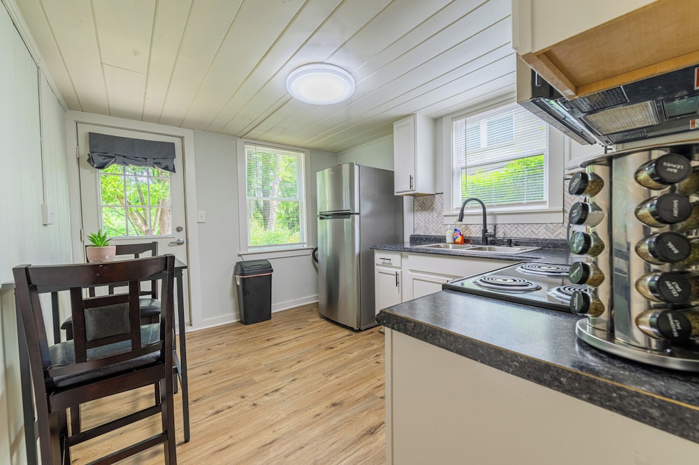 Modern Comfort - 1BR Cozy Retreat