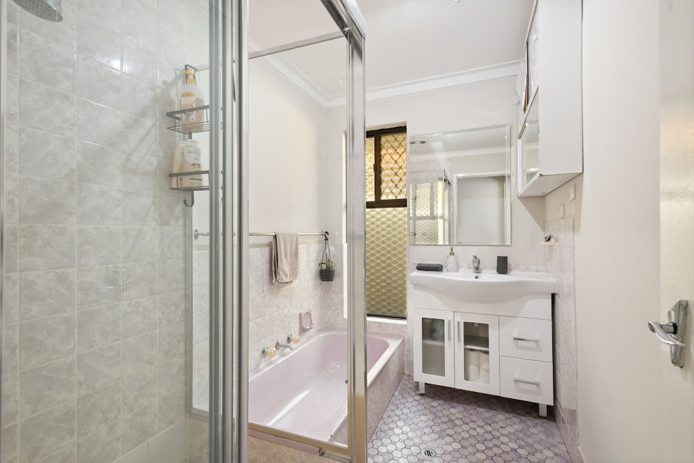 4BR Pool House Close to Shops